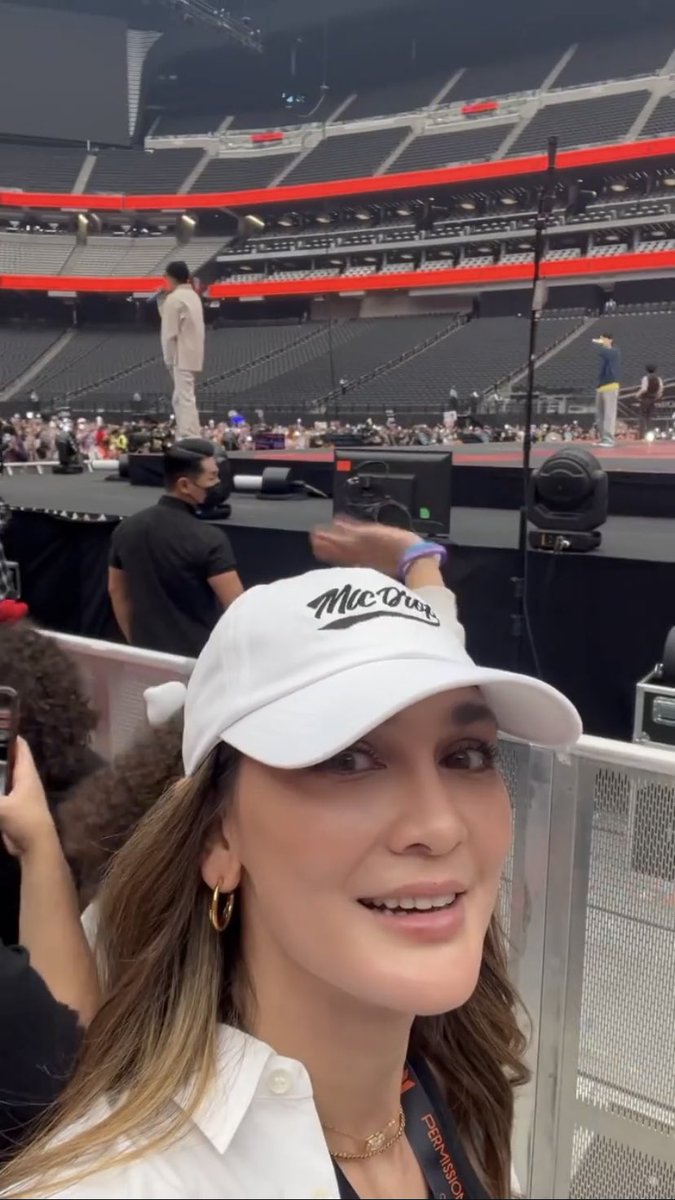 LunaMaya26's tweet photo. Guess who’s behind me ? 
#PTD_ON_STAGE_LV 
#PTD_ON_STAGE_LV_DAY3 https://t.co/ay54joH6CN