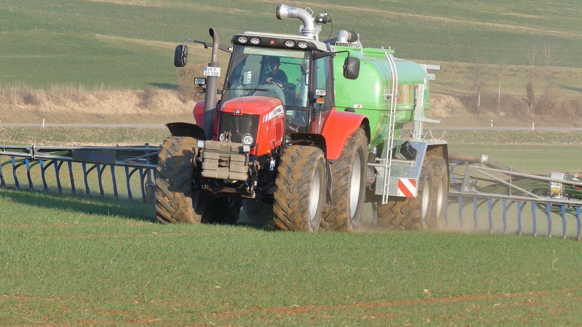 profiMagazin's tweet image. Ein #MasseyFerguson 6475 mit einem #Eckart Lupus Line Plus 131 Fass.