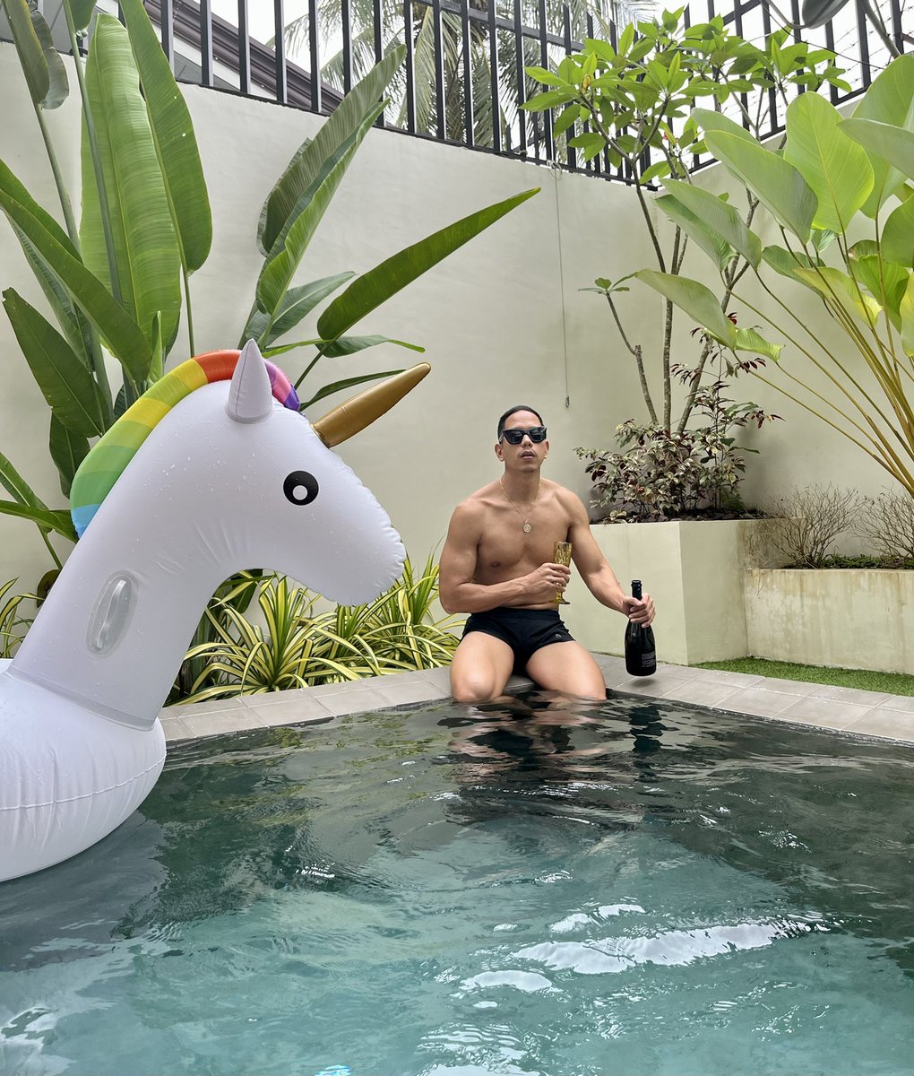 ShaunJao's tweet image. Pseudo: unicorn and sparkling over a cold water bath. #GloriousSaturday