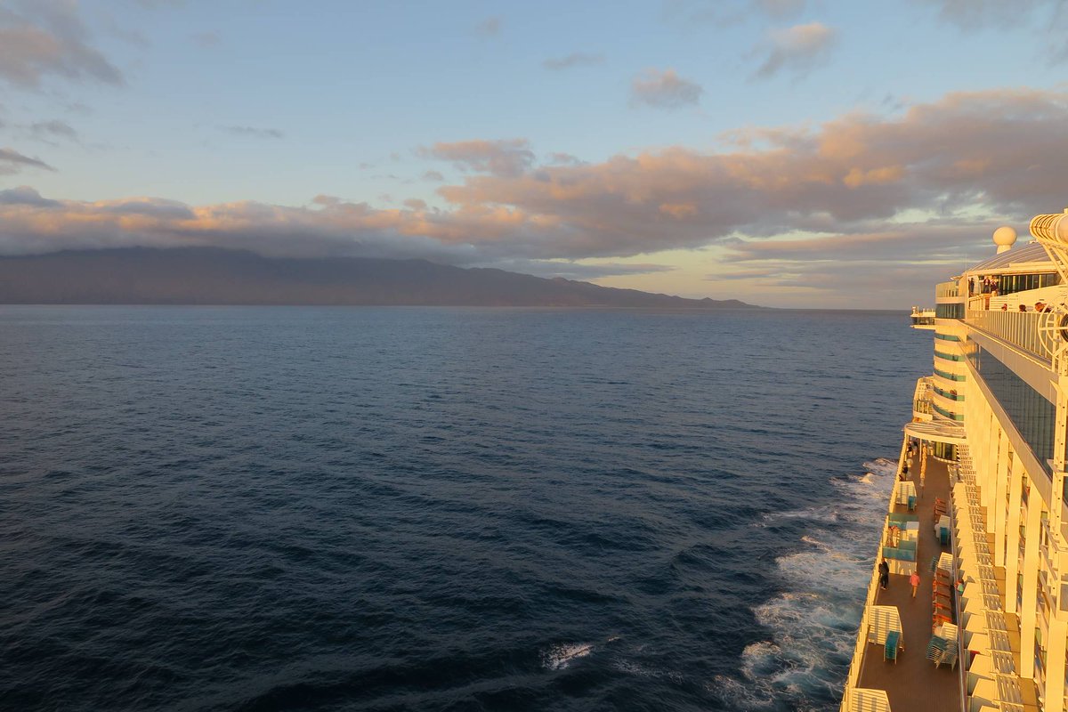 casacanarias's tweet photo. ⚓️HOY 🇮🇨 #AIDAperla - Después de muchos días por el Atlántico - la primera luz es el #FaroDeOrchilla de #ElHierro,  #IslaDelMeridiano.
Destino es #Tenerife. 🚢
FELIZ REGRESO A #CANARIAS.🧭
#SantaCruzDeTenerife. Destino final: el puerto de #Hamburg o.🇩🇪 #aidamomente #Kreuzfahrt 🌐 https://t.co/K2jqpJ7TZ0