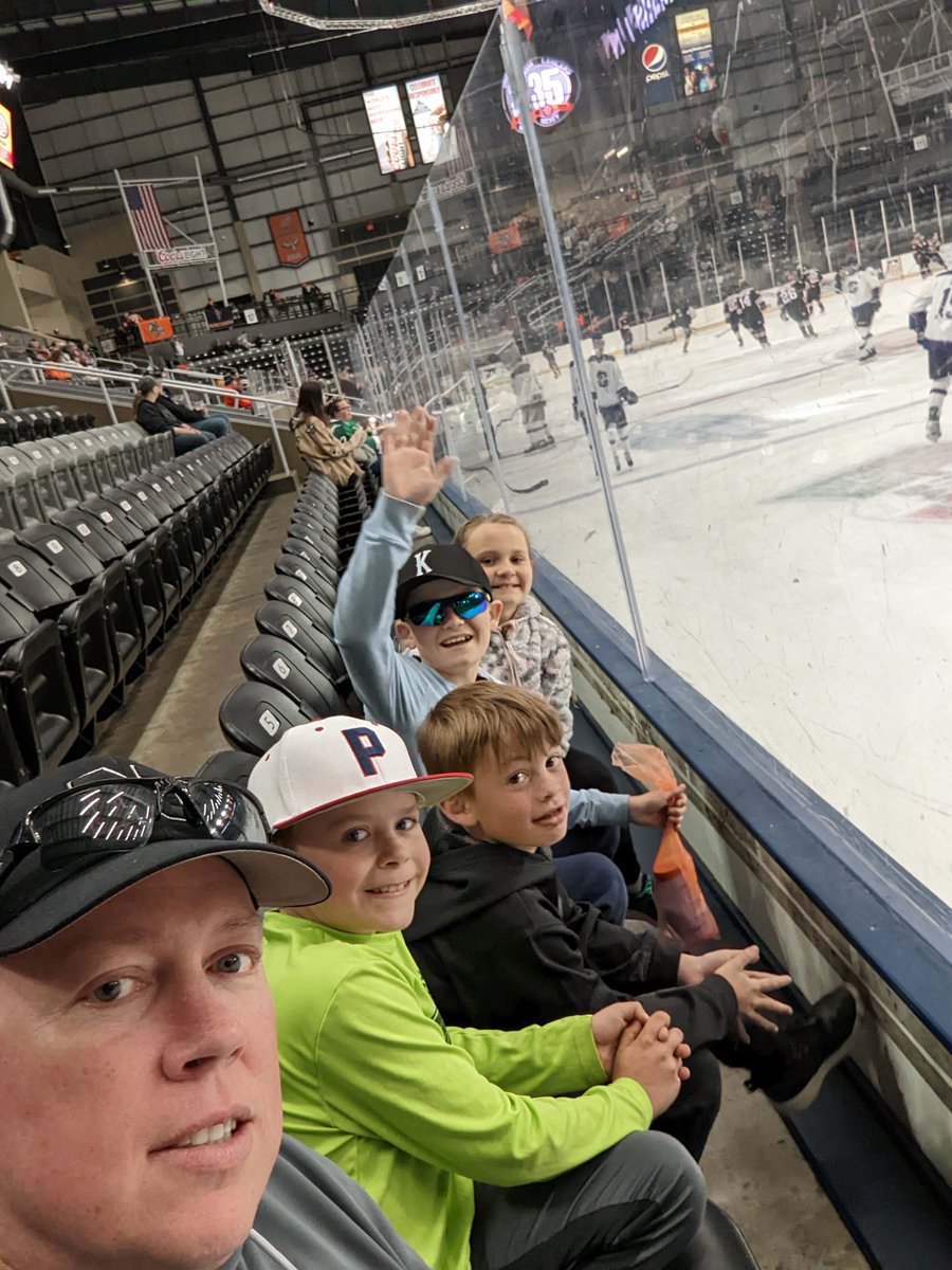 robinlinn9's tweet photo. The boys and G are ready for some Friday night hockey! @OmahaLancers #tweettheheat https://t.co/mCcycuMdnd