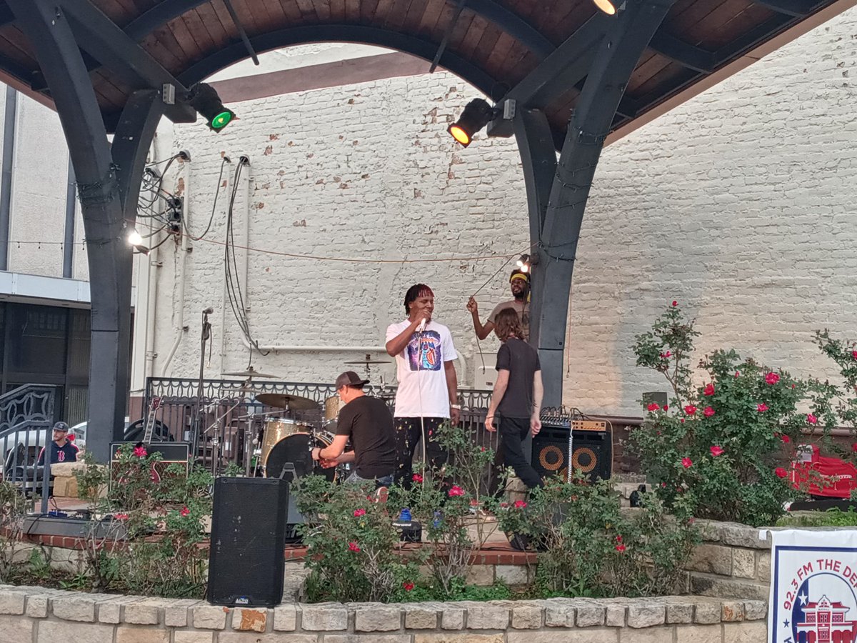 ArtsInMarshall's tweet photo. Live Set by #ThuddaRow Da Comedian right now at #TelegraphPark in #MarshallTexas for #ThirdSaturdayWeekend. #ArtsInMarshall #MRAC #MarshallRegionalArtsCouncil https://t.co/uSjKEROgyy