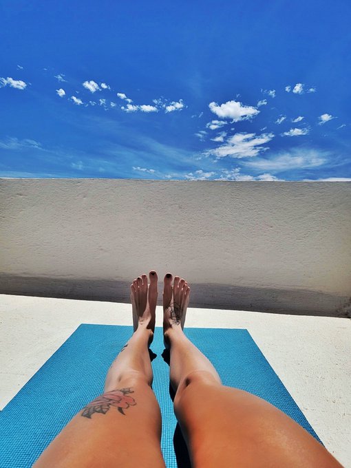 Started my #Friday off #sunbathing on my #Roof #Mexico #FridayFeeling #weather https://t.co/plIEzEvN<a href="/tag/friday"class="tags">#Friday</a><a href="/tag/sunbathing"class="tags">#sunbathing</a><a href="/tag/roof"class="tags">#Roof</a><a href="/tag/mexico"class="tags"><span>#mexico</span></a><a href="/tag/weather"class="tags"><span>#weather</span></a><a href="/tag/fridayfeeling"class="tags"><span>#fridayfeeling</span></a>