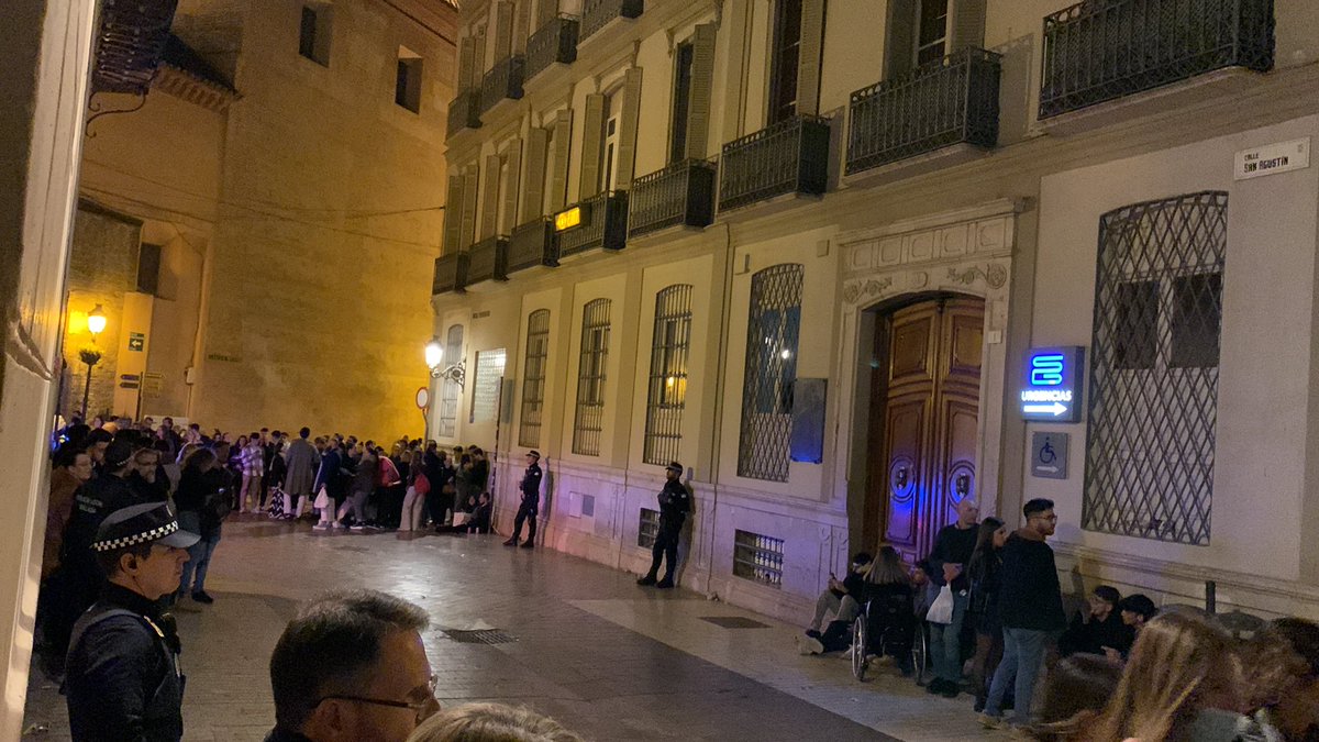 La doble curva San Agustín-Cister, momento clave en el recorrido de <a href="/Sepulcromalaga/">Hermandad Sepulcro</a> aforada por la policía. La historia de nunca acabar esta Semana Santa en #CofradiasMLG