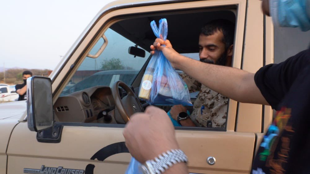 jazannow's tweet photo. 5500 وجبة إفطار للمرابطين بـ #الحد_الجنوبي قدمها أبطال فريق الجرادية التطوعي بـ #صامطة .. 
#جازان_الان https://t.co/wLMfoqFYh6