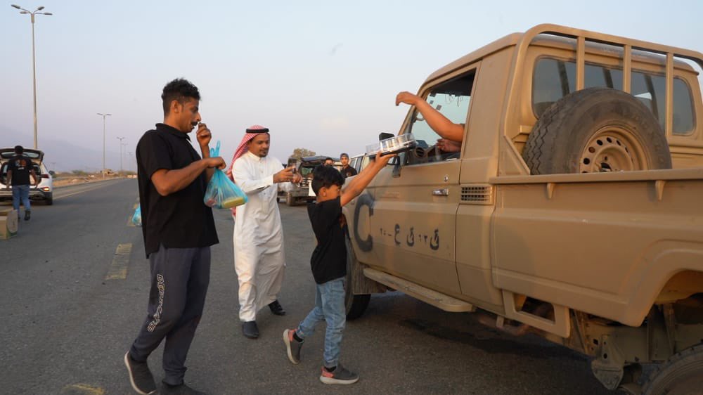 jazannow's tweet photo. 5500 وجبة إفطار للمرابطين بـ #الحد_الجنوبي قدمها أبطال فريق الجرادية التطوعي بـ #صامطة .. 
#جازان_الان https://t.co/wLMfoqFYh6