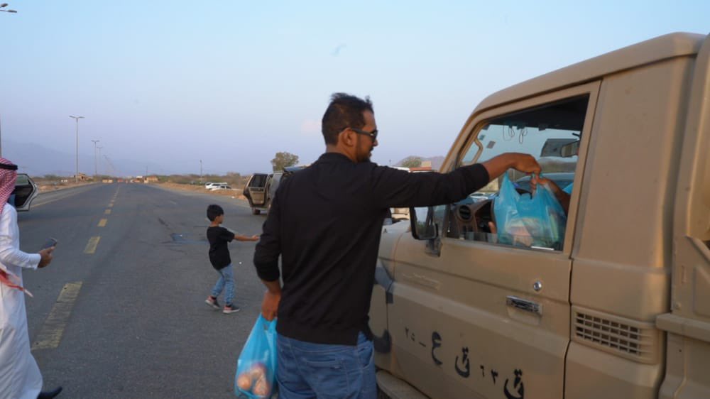 jazannow's tweet photo. 5500 وجبة إفطار للمرابطين بـ #الحد_الجنوبي قدمها أبطال فريق الجرادية التطوعي بـ #صامطة .. 
#جازان_الان https://t.co/wLMfoqFYh6
