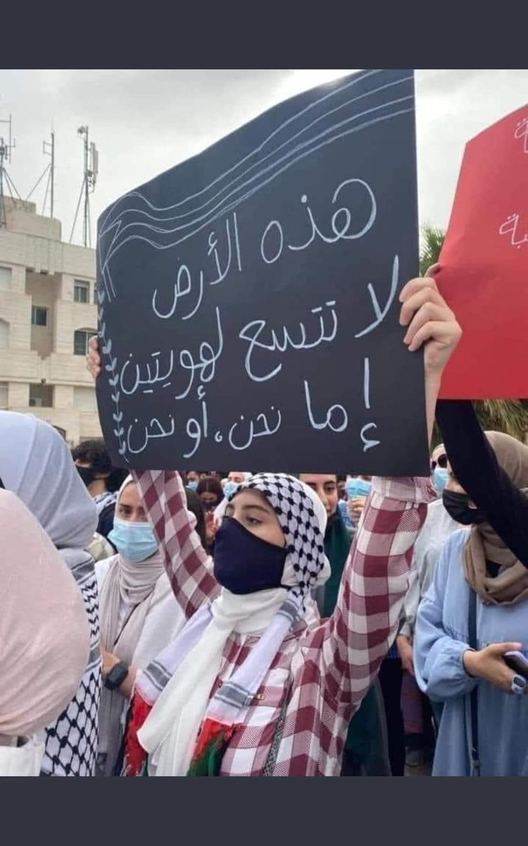 في حين قال صلاح الدين "كيف يطيب لي الفرح والطعام ولذة المنام وبيت المقدس بأيدي الصليبيين؟!"
واليوم لا حياة والاقصى مدنس حتى نجتمع مصلين في ساحاته 🇵🇸❤️
#AlAqsaUnderAttack