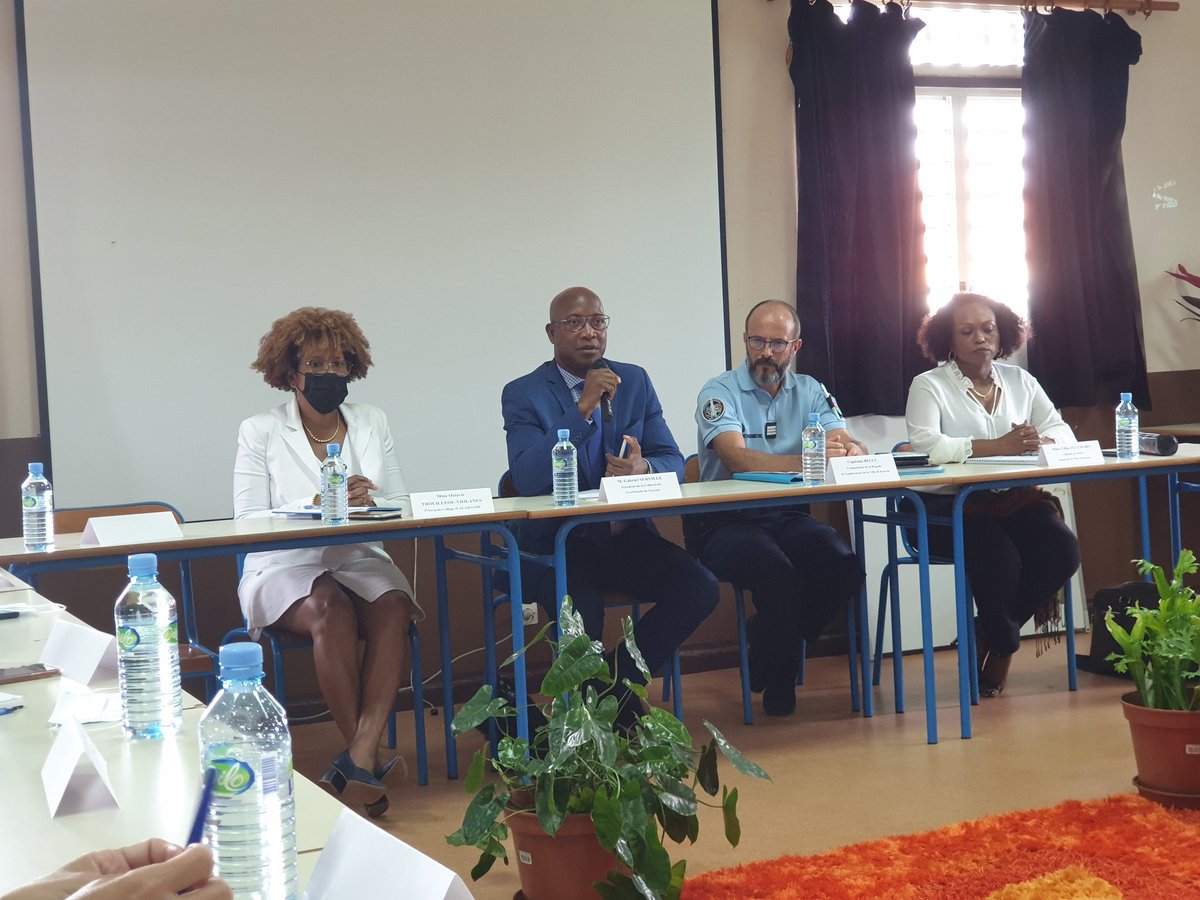 GabrielServille's tweet photo. L'habitat informel, l'exclusion sociale et économique, sont autant de maux qui participent des pbs de sécurité qui frappent le collège Henri AGARANDE où je me suis rendu hier. Il faut 1 projet collectif porté par l'ensemble des partenaires afin d'apporter des réponses efficaces. https://t.co/2iRlL5VKEd