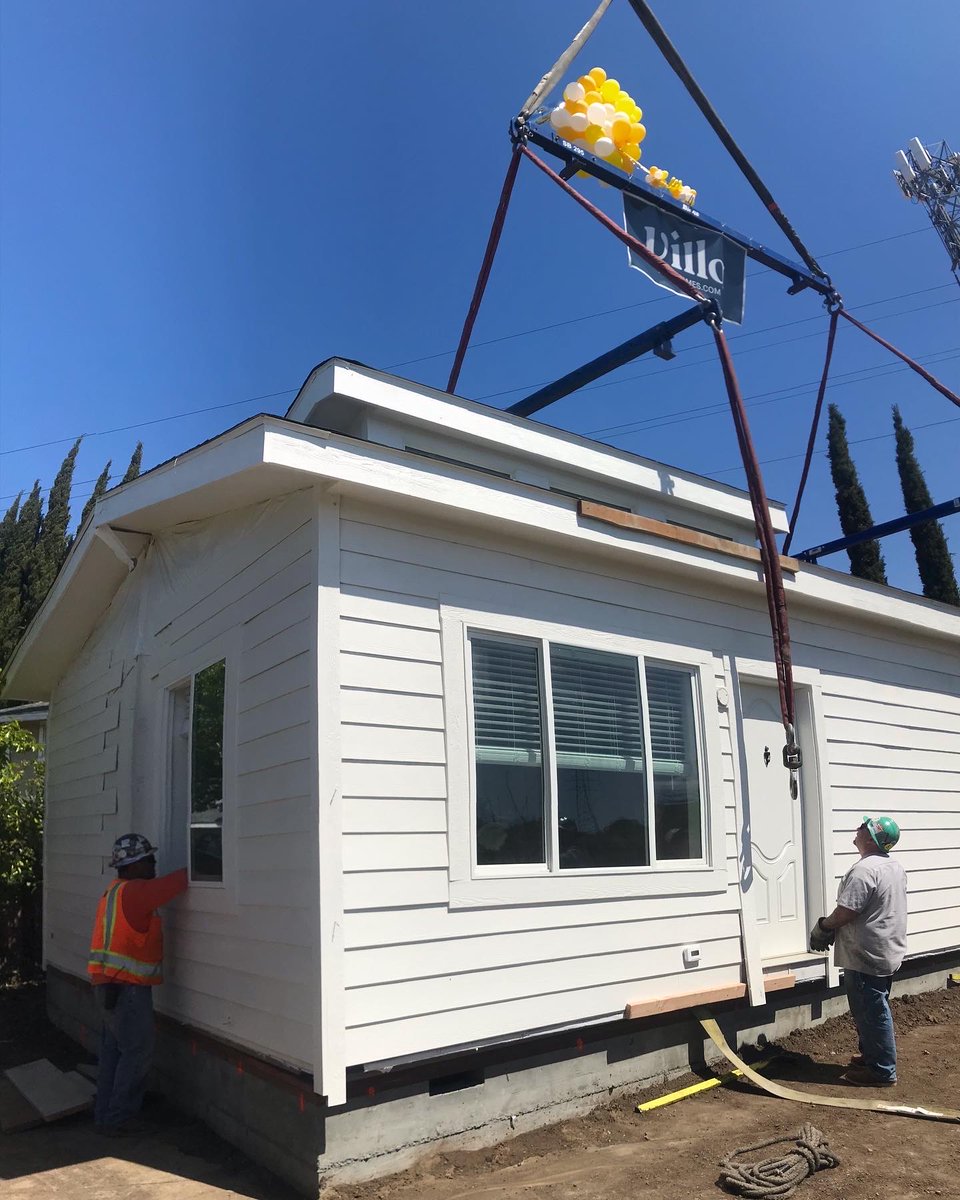 _VillaHomes_'s tweet photo. The big 1 0 0 ! We're thrilled to be delivering the 100th set of keys to Villa homeowners today ๐พ๐
#adu #accessorydwellingunit #Villahomes #backyardhome #newhome #homeowner #homeownership https://t.co/IobtalXh6X