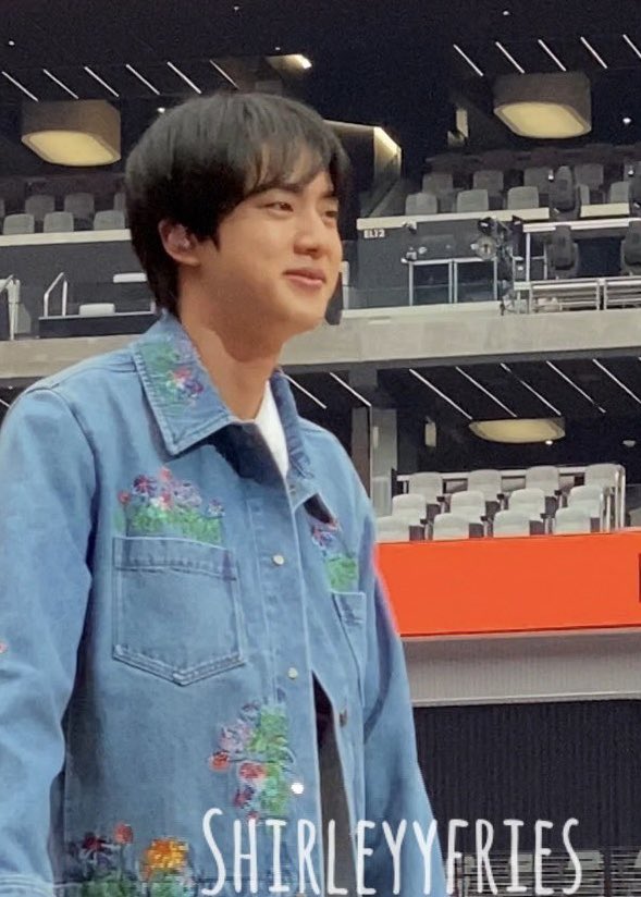 seokjinfile's tweet photo. the difference a haircut can make https://t.co/zzhVymmG6V