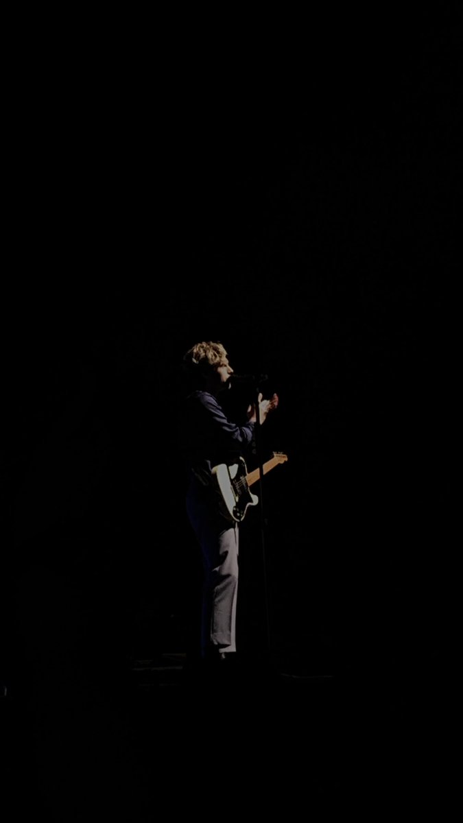 Mckai5SOS's tweet photo. Unfortunately the only decent photos I got from tonight (@5SOS Leeds) but safe to say it was an experience of a lifetime🤍 they were the last concert I went to before covid and the first concert I went to after it #TakeMyHandWorldTour #5sosLeeds #5sos https://t.co/3jwyr4O9Ly