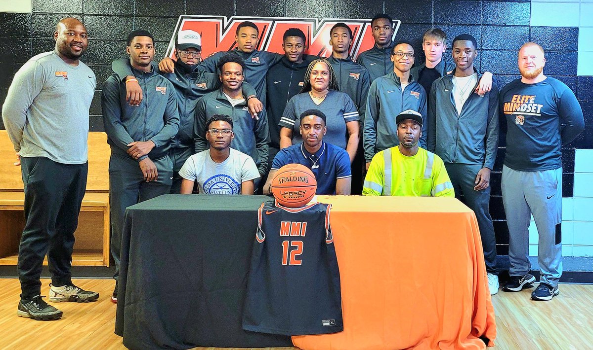 Congratulations to @Derrickjr_12 on signing with <a href="/MGAstateU/">Middle Georgia State</a>. Super proud of him and looking forward to watching him grow!!!
<a href="/BuzzBucket3/">Kyle Bush</a> <a href="/MarionMilitary/">Marion Military Inst</a>