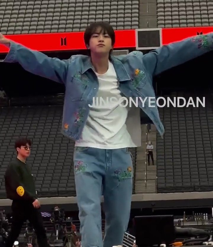 together_jin's tweet photo. 위풍당당 아기 햄찌이 ( •⌄• ू )✧
#방탄소년단진 #BTSJIN @BTS_twt https://t.co/jR8UBIzXzR