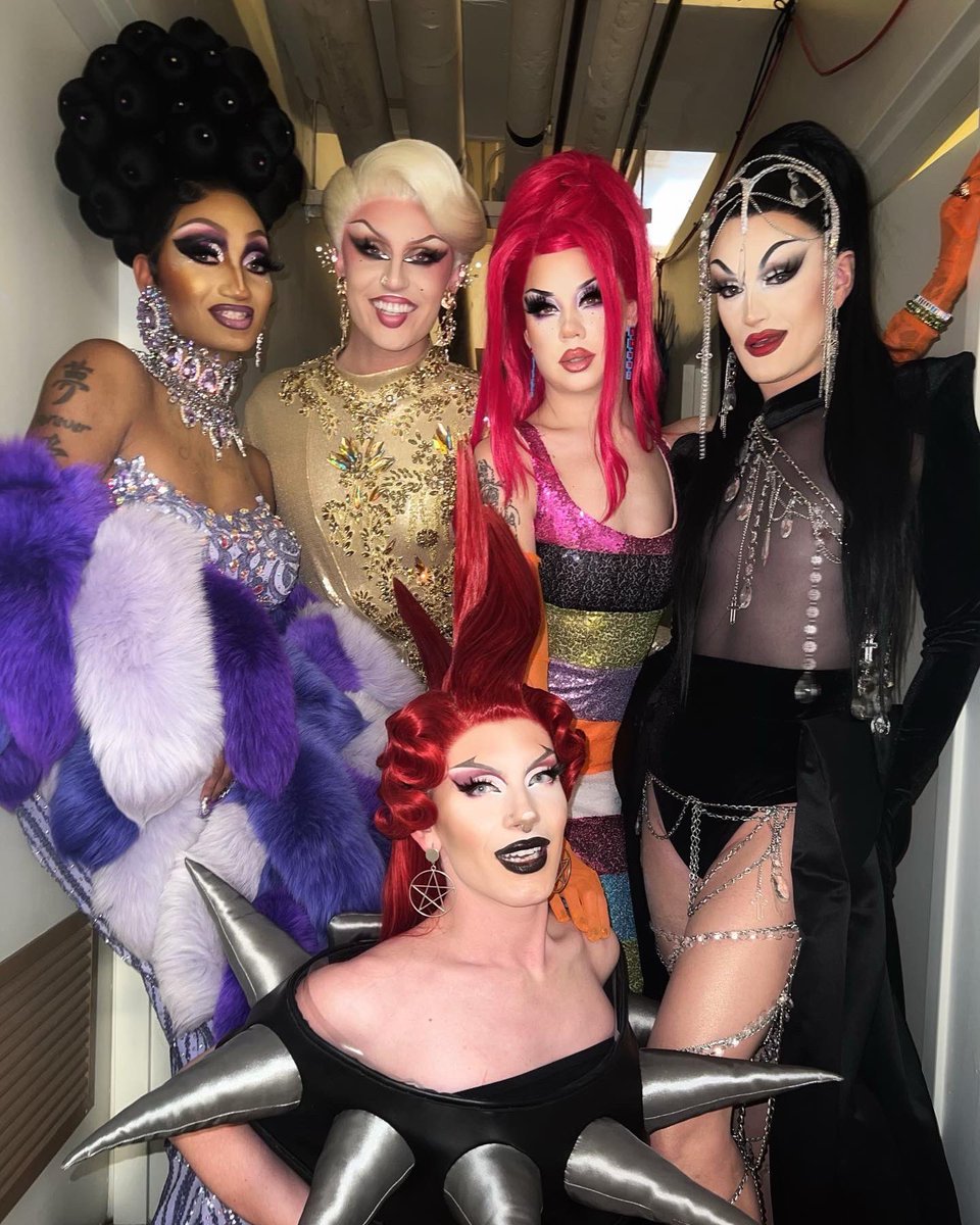 WillowPillQueen's tweet photo. Taken moments before we all banged. https://t.co/z9je4MzRa8