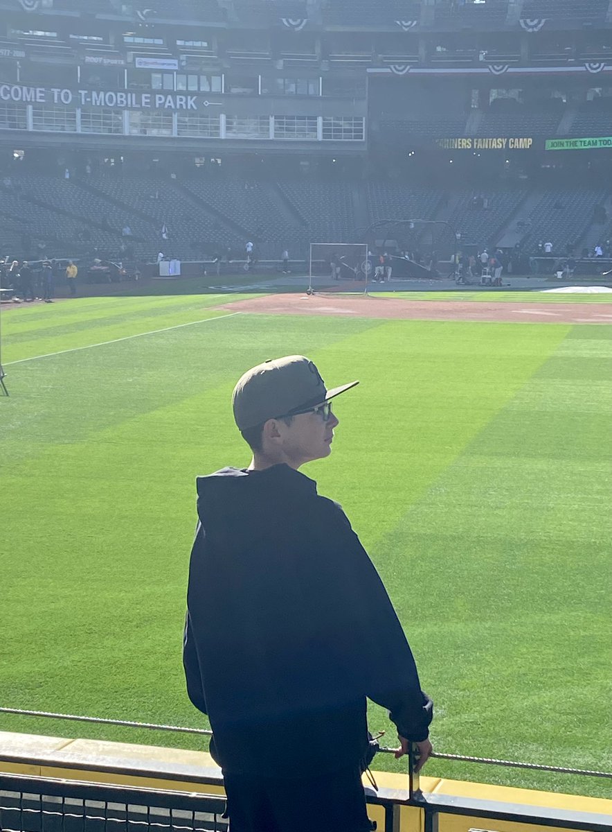 bre_grubbs's tweet photo. It’s a beautiful day for a #Mariners victory! #seausrise #goms #mariners #welovebaseball https://t.co/DxysNJmSlF