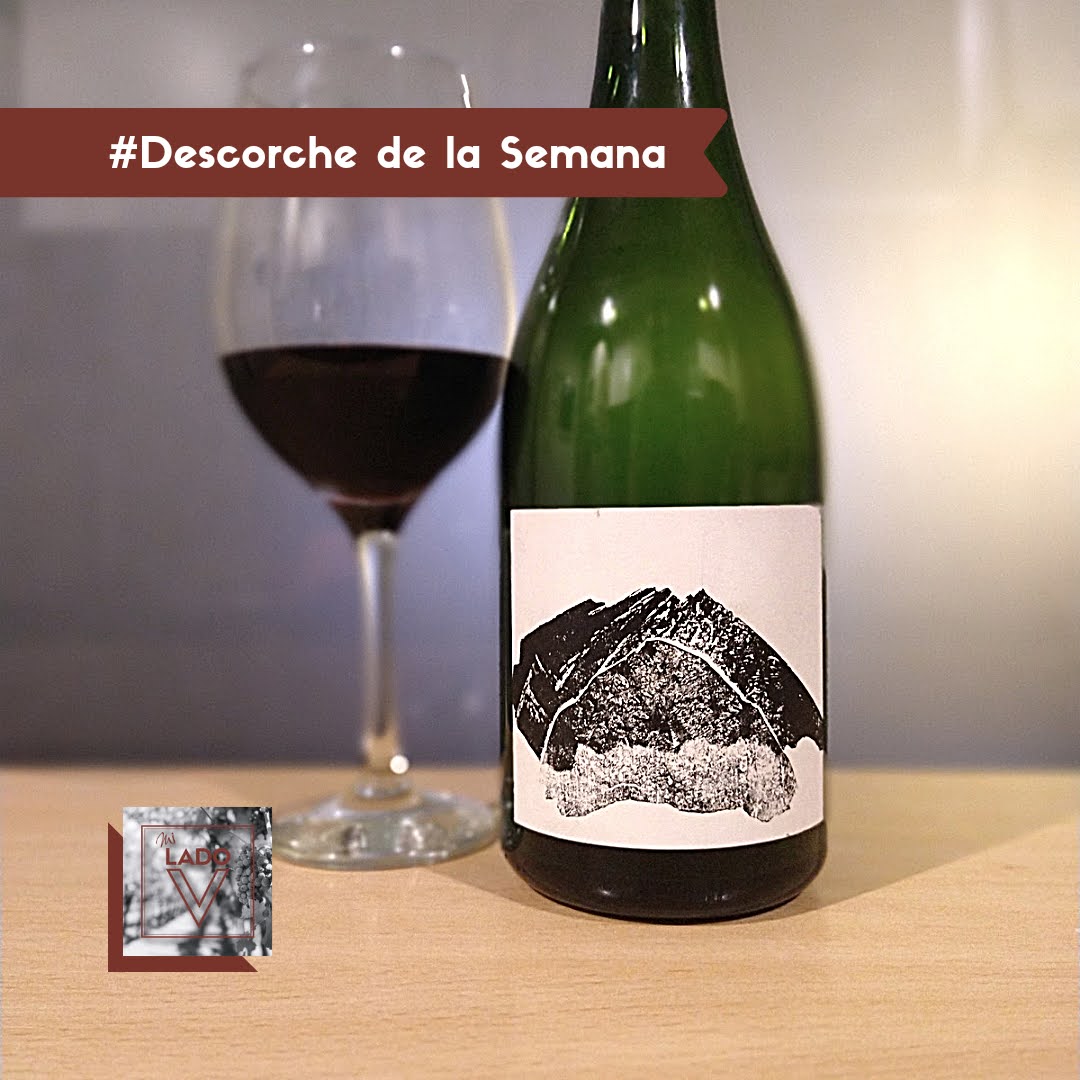 🍷 [#Descorches en #MiLadoV]
#Rocamadre, el proyecto de <a href="/JuanfaSuarez/">Juanfa Suarez</a> y familia, vinos de muy buena acidez y fruta fresca que transportan a ese paraje llamado Altamira. Fruta roja y negra y un dejo herbáceo, el aporte de escobajo y racimo entero que se suma a la elaboración.
😉🍷