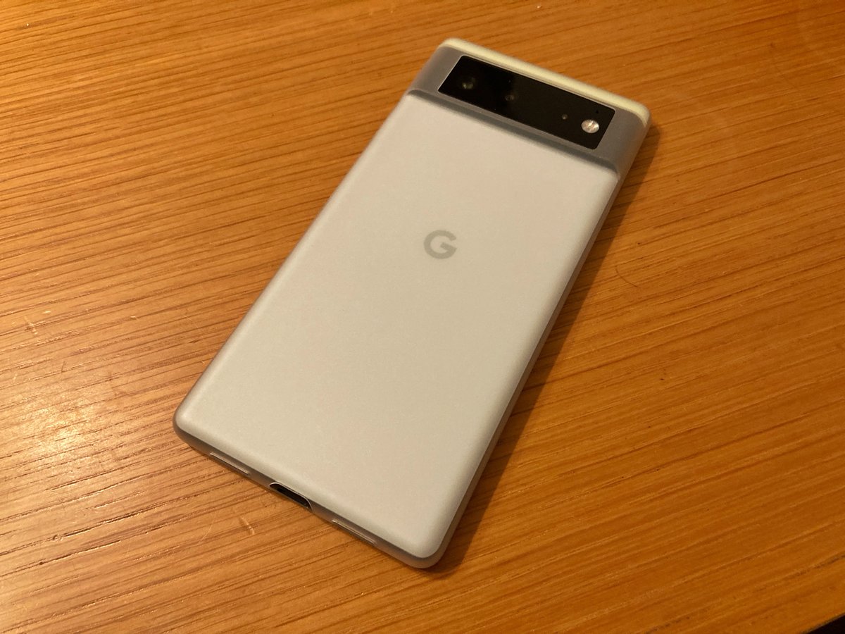 ShuStyle_blog's tweet photo. 購入したPixel 6のケースに、前から気になっていたFrost Airを装着。
確かに薄くて軽い！手に持った時、滑りにくい。何気に、出っ張ったカメラ部分もカバーされているので安心。アイスホワイトにしたので、デザインもいきてる。
#FrostAir
#casefinite
#Pixel6
#pixel6case

https://t.co/lJknDHYk4k https://t.co/cUBqSPIMPu