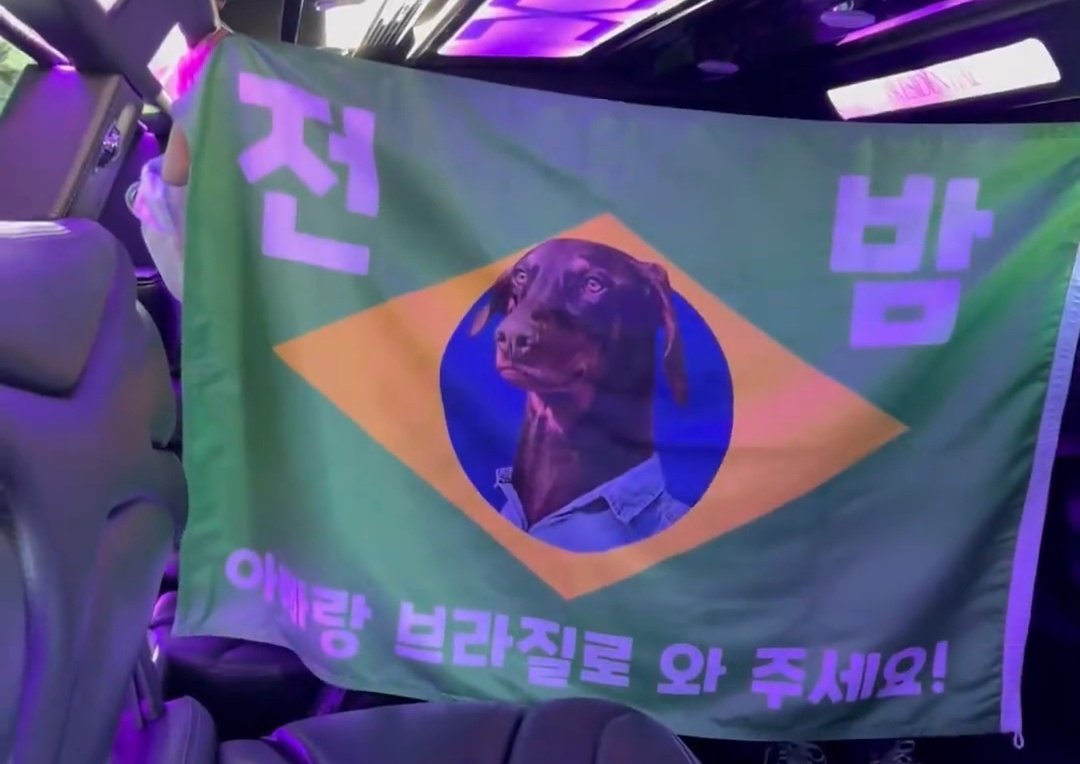 vggukkes's tweet photo. e na bandeira da b-army que tá escrito "jeon bam venha ao brasil com o seu pai: https://t.co/iMdKtUCq6R