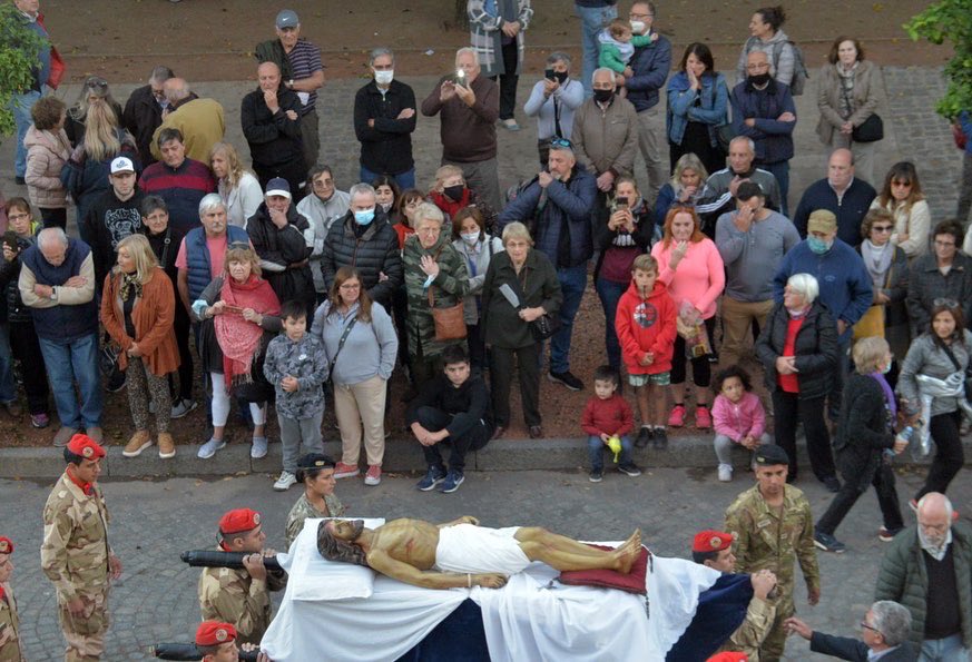 Programa_FE's tweet image. Miles de fieles acompañaron el acto litúrgico que marchó desde la Parroquia Nuestra. Sra. Del Carmen hasta la Parroquia Santísimo Sacramento. #ProgramaFE