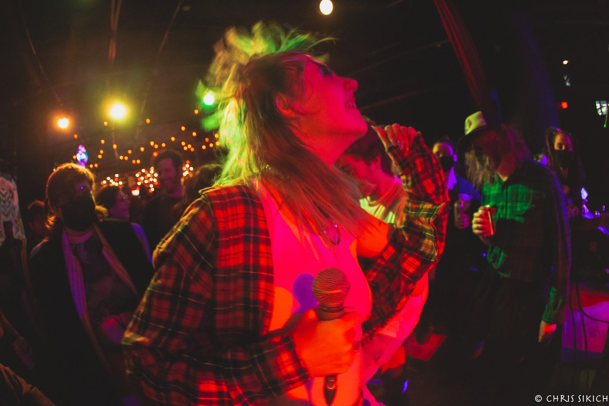 MAGNETMagazine's tweet photo. #Surfbort (@Surfbortion), #Smirk (@smirklejerks), Pure Adult (@IAmAPureAdult) and #DogDate brought the noise to @UndrgroundArts in Philadelphia. MAGNET photographer #ChrisSikich (@countfeed) was there: https://t.co/37JYXrdxu5 https://t.co/lBJ16CCgZ6