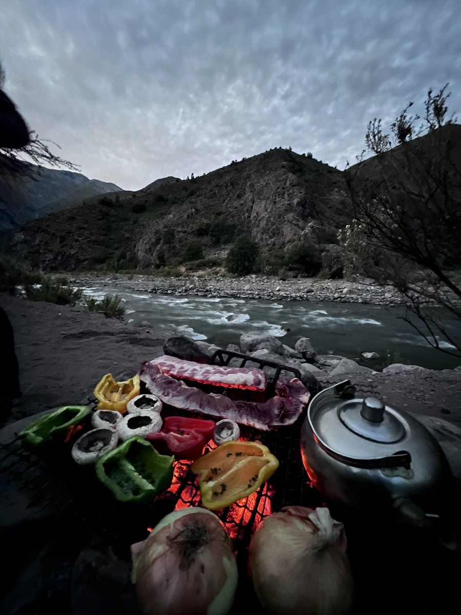 NeuroFrank's tweet photo. Asado en La hermosa cordillera de los Andes, frente al Río TENO https://t.co/UaCdw4Nebb