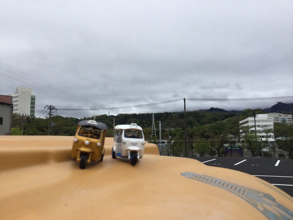 dangaizeppekide's tweet photo. 夜勤明け、早朝の会社の駐車場からの景色🖼
それを愛車と共に♡
2枚目の写真に小さくトゥクトゥクのオモチャを置いてみました😂
全然、目立たねーw
ちなみにフロントガラスの天井のとこです✌️
#APtrikes125 #aliveprus #トゥクトゥク
#厚木市 https://t.co/SXIFBxAbhq