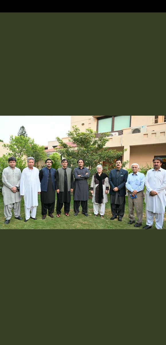 salarwaqar's tweet photo. A Sindhi Boy is leading #Pashtun #Nationalists. The #Achkzai is holding #NawazSharif hands. #Quetta, #Peshawar are looking towards #Larkana and #Lahore, not each other. What a tragic end of #Bashakhan  and #Samadkhan great political struggle for Lar o bar Afghans. https://t.co/qOeo3bsP9S