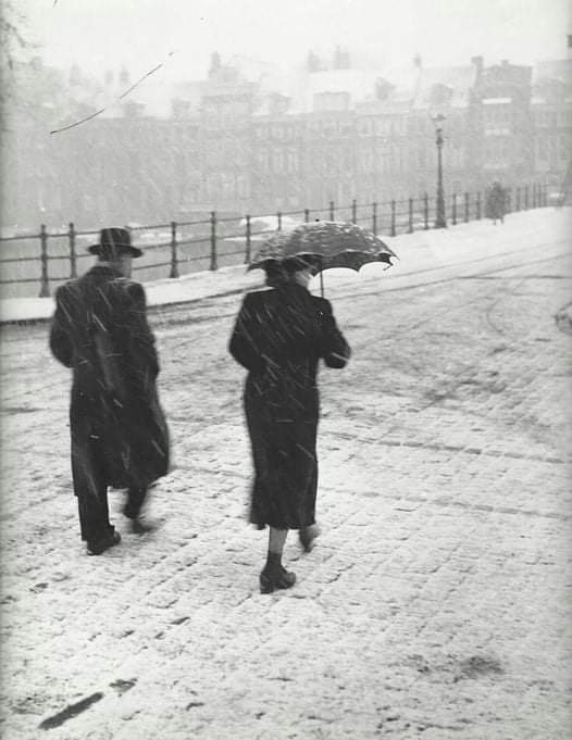 literlandweb1's tweet photo. "Aquél que quiera ser amado, debe de aceptar la libertad del otro; porque si lo somete se volverá objeto, y de un objeto no se recibe amor".
Jean Paul Sartre
📷Kees Scherer https://t.co/Uq2vYHVp0J