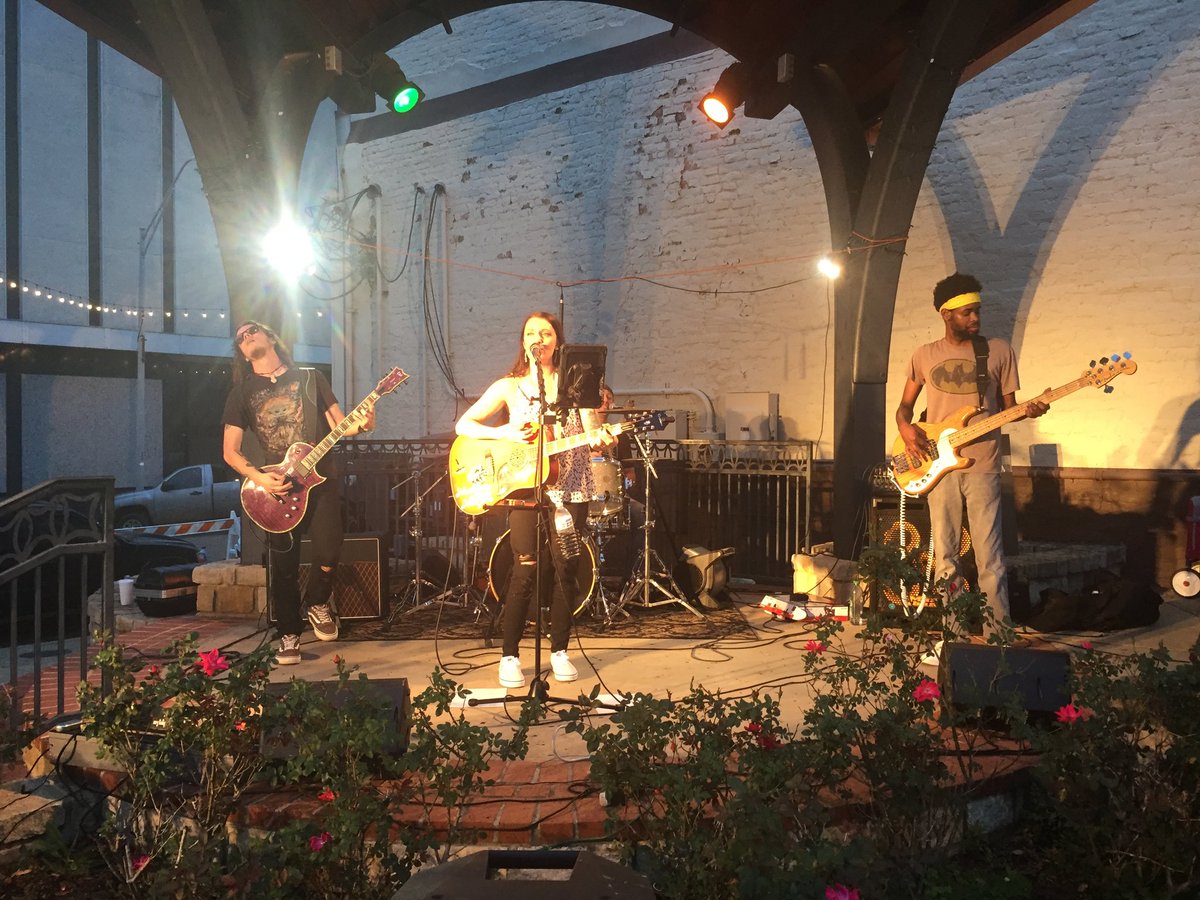 ArtsInMarshall's tweet photo. The #HeatherNikoleBand is performing live at #TelegraphPark #MarshallTexas for #ThirdSaturdayWeekend. #ArtsInMarshall #MRAC #MarshallRegionalArtsCouncil https://t.co/Z6kgk92An4