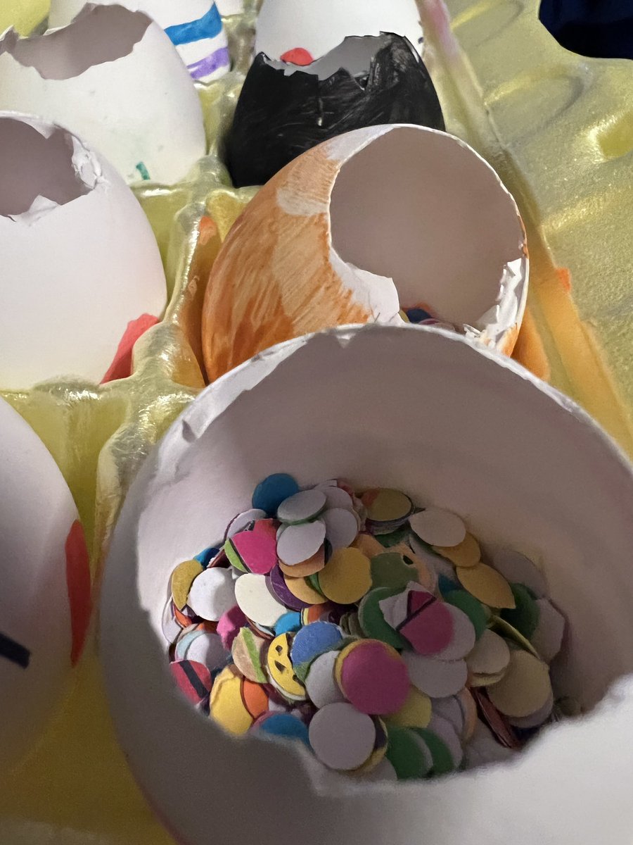 FishBowlFamily's tweet photo. Getting ready for Easter 🐣
#cascarones #makingathome #FishBowlFamily 🎏 https://t.co/zZBGR642tg