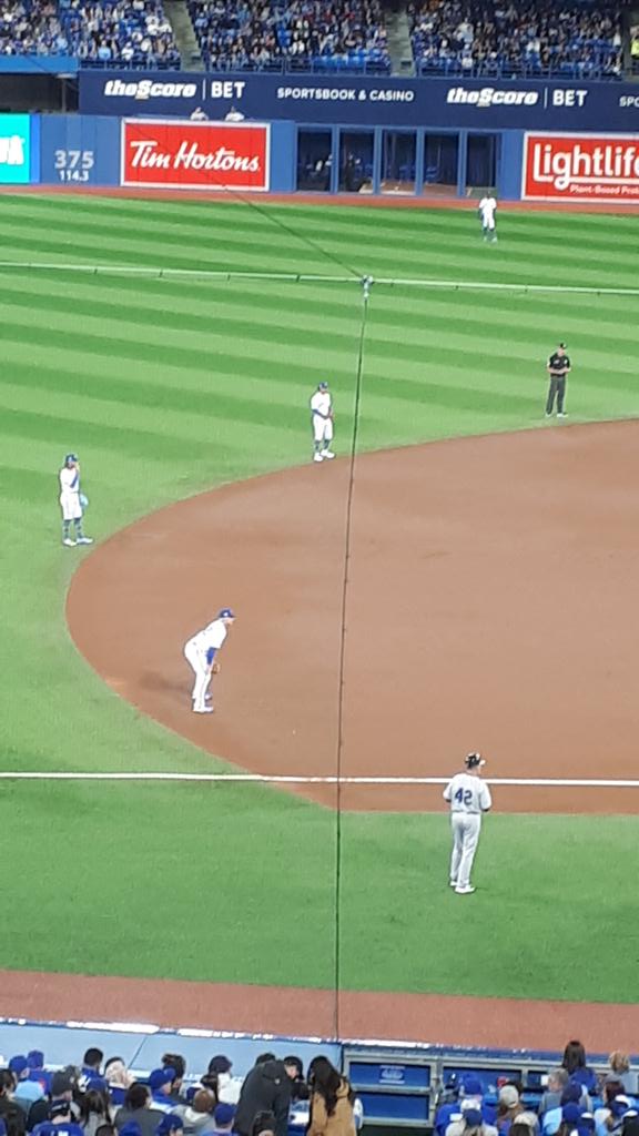 SusanHi35989714's tweet photo. # what are you doing iam at a blue Jays game https://t.co/bXAMsQntnD