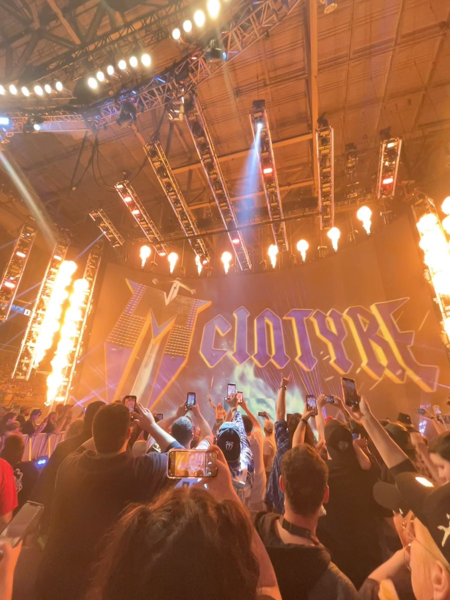 SargeVOX's tweet photo. No doubt @DMcIntyreWWE should be a future #UniversalChamp soon! #Smackdown https://t.co/y6oQ8pz9HC