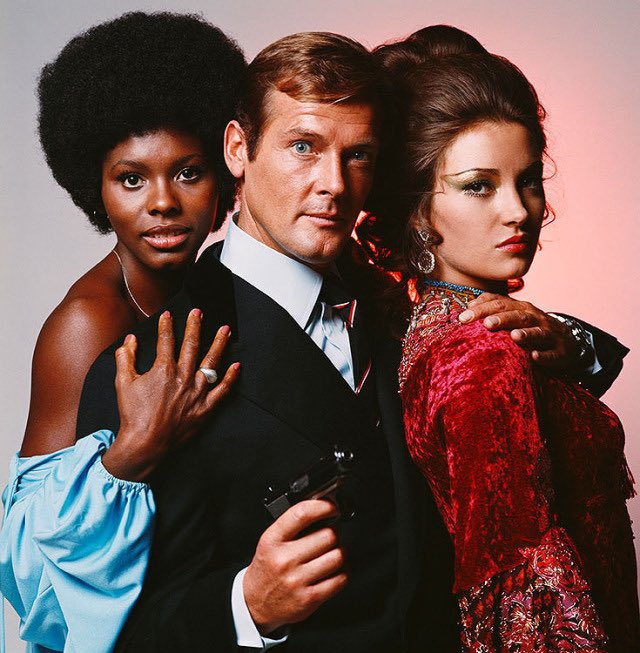 Bond Girl Gloria Hendry (with some help from Roger Moore and Jane Seymour) #FridayThrillerClub #LiveAndLetDie #JamesBond #GloriaHendry #RogerMoore