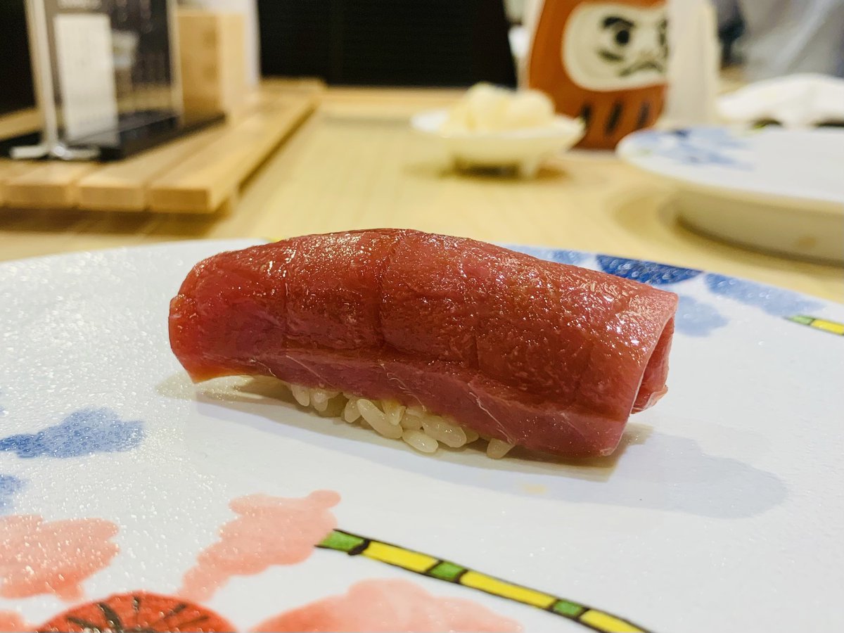 Comoli3Comoli's tweet photo. EDOMAE SS／新宿三丁目（1）
"マグロ好きにオススメのコスパ鮨"🍣
1月オープン💡築地青空三代目系列のカジュアルライン。本家同様フジタ水産のマグロがこの価格で食べられるのはかなりお得！コース3,000円～で気軽にフラッと立ち寄れるのも良し。マグロ好きは是非行くべし！ https://t.co/0Umrwfokox