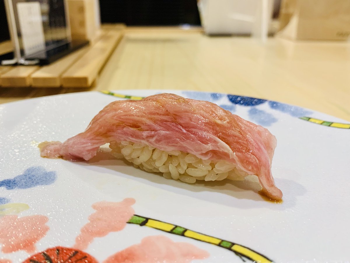 Comoli3Comoli's tweet photo. EDOMAE SS／新宿三丁目（1）
"マグロ好きにオススメのコスパ鮨"🍣
1月オープン💡築地青空三代目系列のカジュアルライン。本家同様フジタ水産のマグロがこの価格で食べられるのはかなりお得！コース3,000円～で気軽にフラッと立ち寄れるのも良し。マグロ好きは是非行くべし！ https://t.co/0Umrwfokox