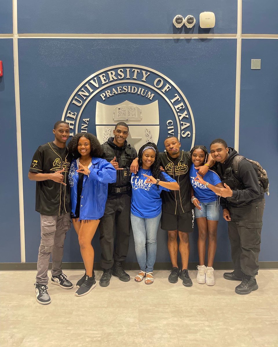 UTSA_Zetas's tweet photo. Wednesday night Double-Up along with the @deltachapterzetas attended hump night hosted my @Esig_Alphas alphas. We would also like to congratulate the newest members of @Esig_Alphas  💛💙. #DoubleUp #Spring22 https://t.co/3KpD2zd5U2