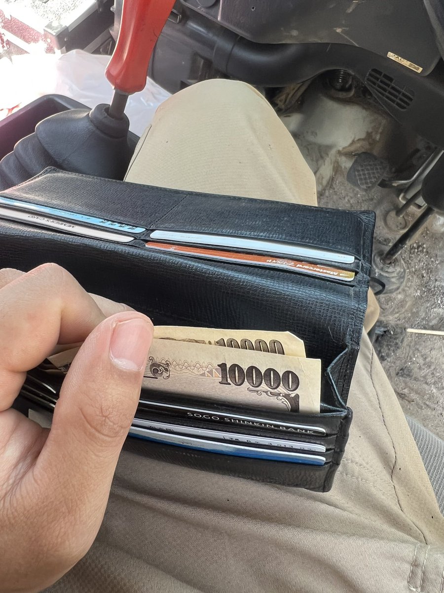 コンビニで買い物してぱっと見2万入ってるように見えるじゃん

何故か1万折りたたんで入れてた

萎えた。帰りたい。腐った世の中だ。