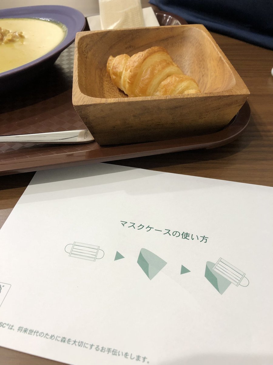 aw_smile's tweet photo. やっと食べれた😊

レモンクリームチキンカレー！
しかもサクサクのクロワッサンも
サービスしてくれました♪

マスクケースまで用意してくれるところが、さすがわかさ生活さんのお店だなあって思います。 https://t.co/JpuDqovsKt