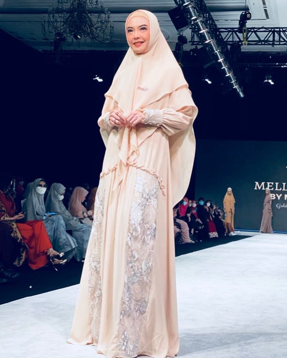 ingrid_kansil's tweet photo. become a muse in Indonesia Fashion Week (IFW) 2022 in order to support local products of syar'i dress from one of the IPEMI members @melly.syari , Barakallahu🙏💐
#indonesiafashionweek2022 #ingridkansildiary #ingridkansil #ipemi #ikatanpengusahamuslimahindonesia https://t.co/3H0pFQAOcW