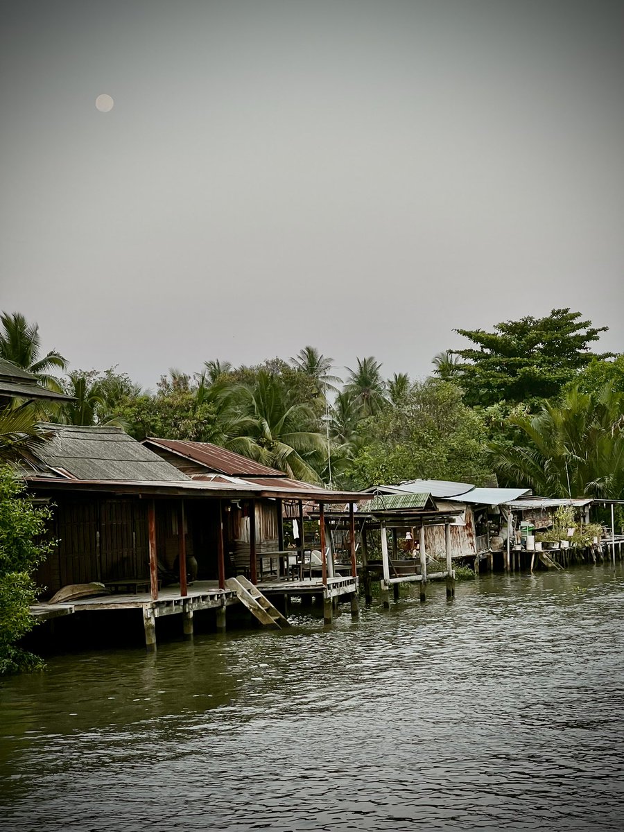 w29465730's tweet photo. @frederiquespigt Zelfde maan in Amphawa Thailand https://t.co/7XYXHlPgX7