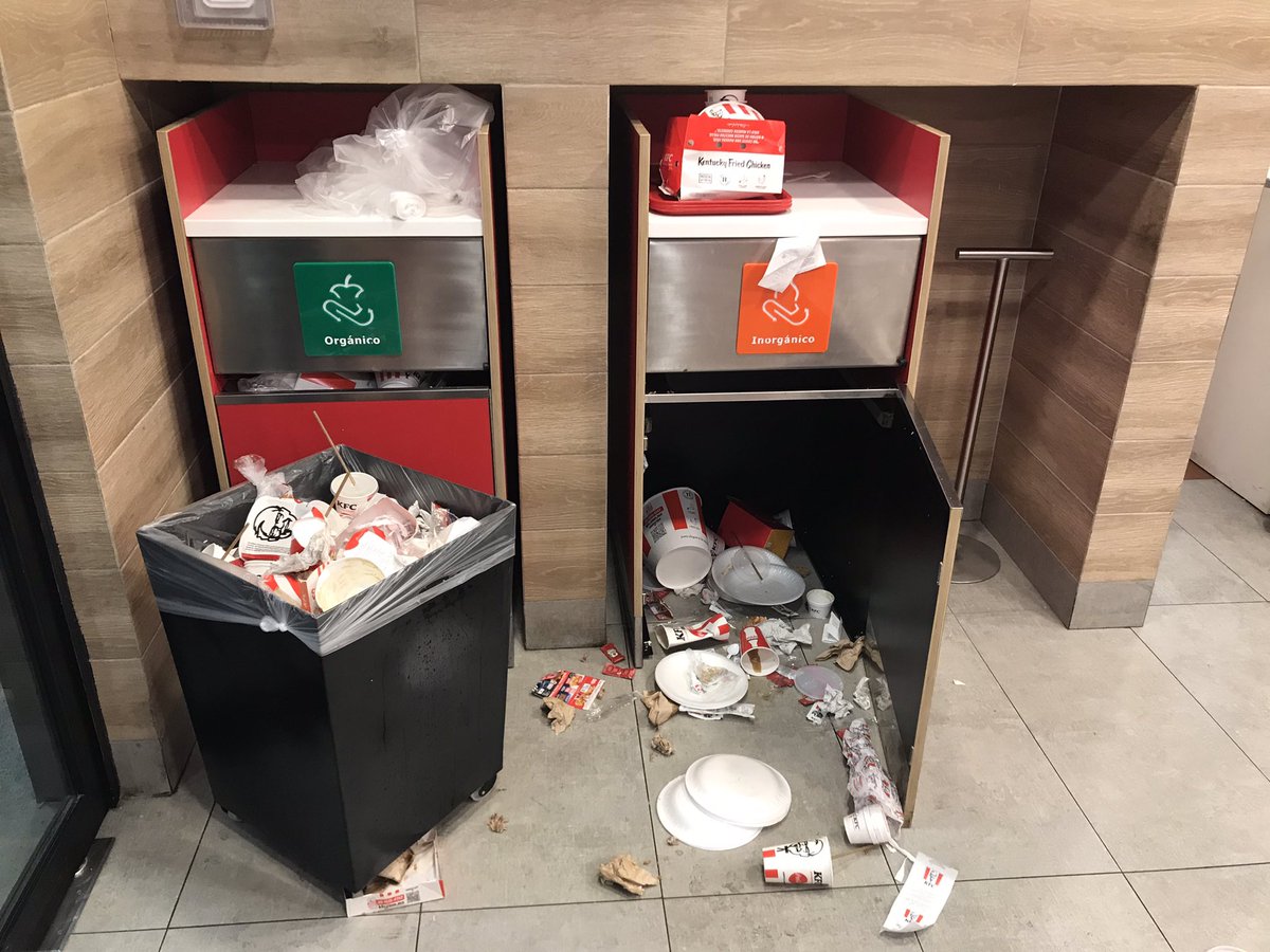 MelyVi_'s tweet photo. @KFC_MEXICO nefasto el servicio en la sucursal de town center Zumpango. Cierran a las 10pm y hace 20 min me acaban de negar el servicio que porque ya no tienen hamburguesas, ayer a la misma hora solo querían vender para llevar, nunca quieren hacer cambio de pzas a receta secreta https://t.co/N0pZ5QFtFK