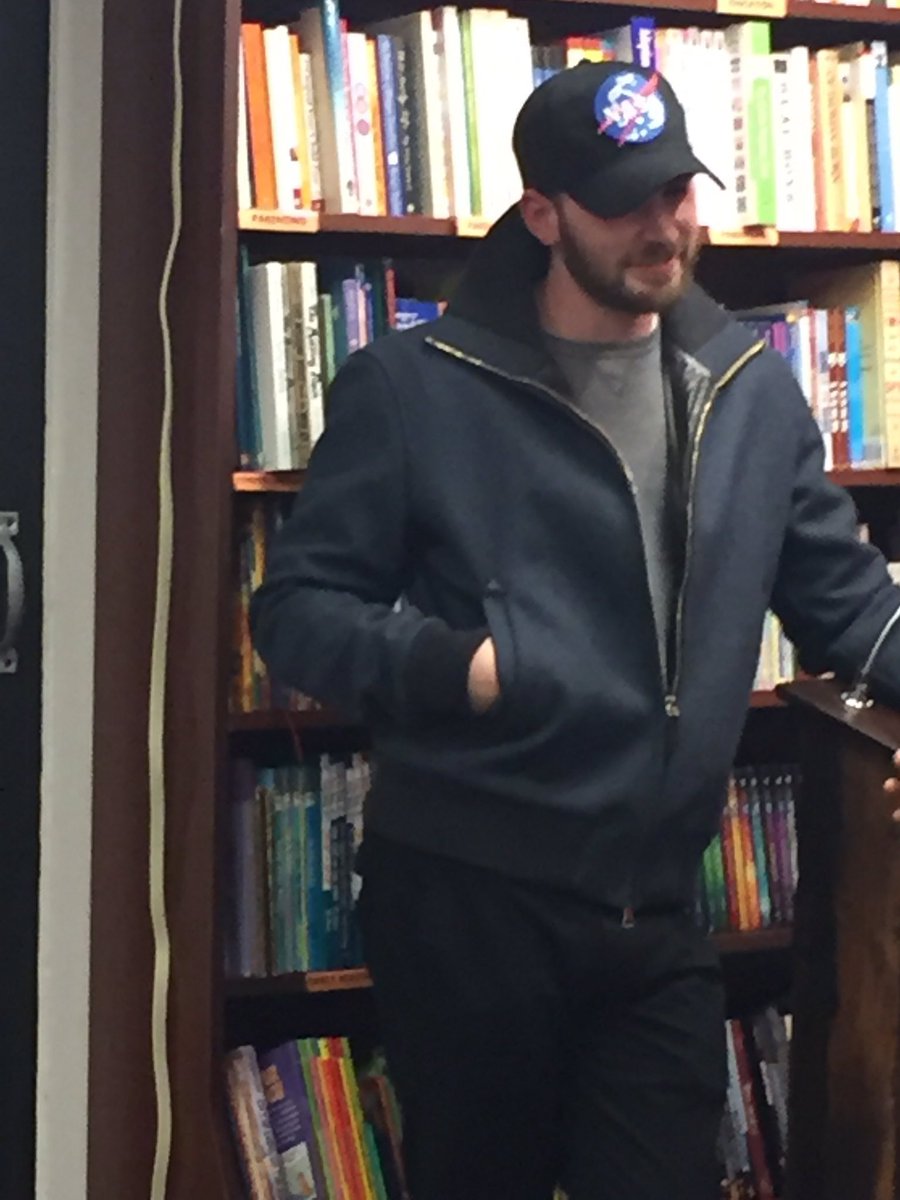 safeforevans's tweet photo. boyfriend material. https://t.co/K7S0vhfyDT
