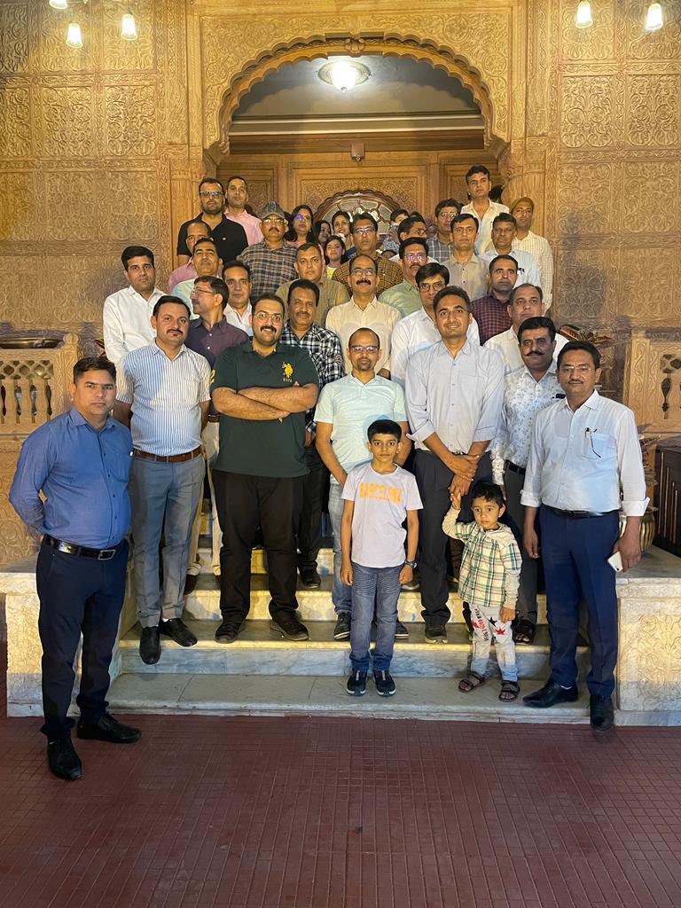 MohanSihag24's tweet photo. अद्भुत संयोग तीन निदेशक एक साथ।
श्रीमान कानारामजी IAS(आयुक्त, कृषि) श्रीमान गौरव अग्रवाल IAS(निदेशक) श्रीमान सौरभ स्वामी IAS( कलक्टर)@Sos_Sourabh @kana_ias https://t.co/WE7ljg3nYl