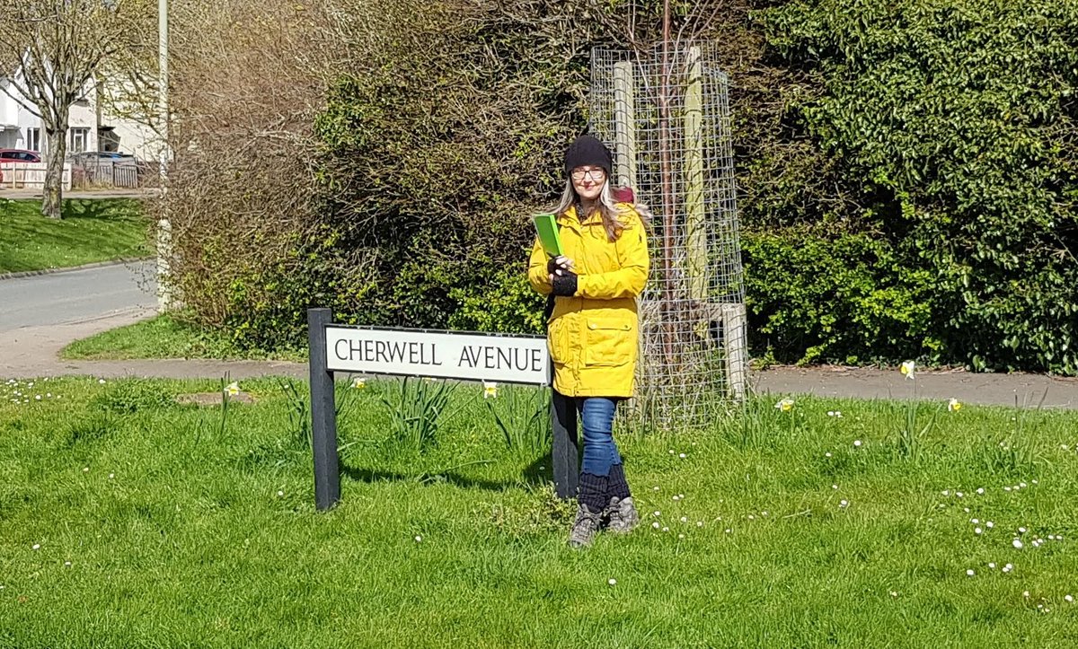 Out with Fiona Mawson (@purrrmeister) at an appropriate road sign talking to residents about how local Green councillors can continue to represent their views in Kidlington & Cherwell and how a vote for Fiona on May 5th is a vote for people before politics #LocalElections2022