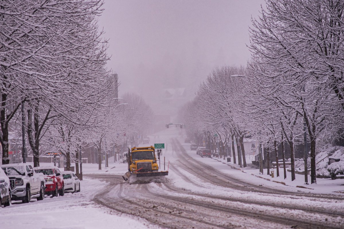 mediabylancelee's tweet photo. Heavy snowfall in Downtown Pullman, Washington in early April 2022. https://t.co/A2xpIvwuSR