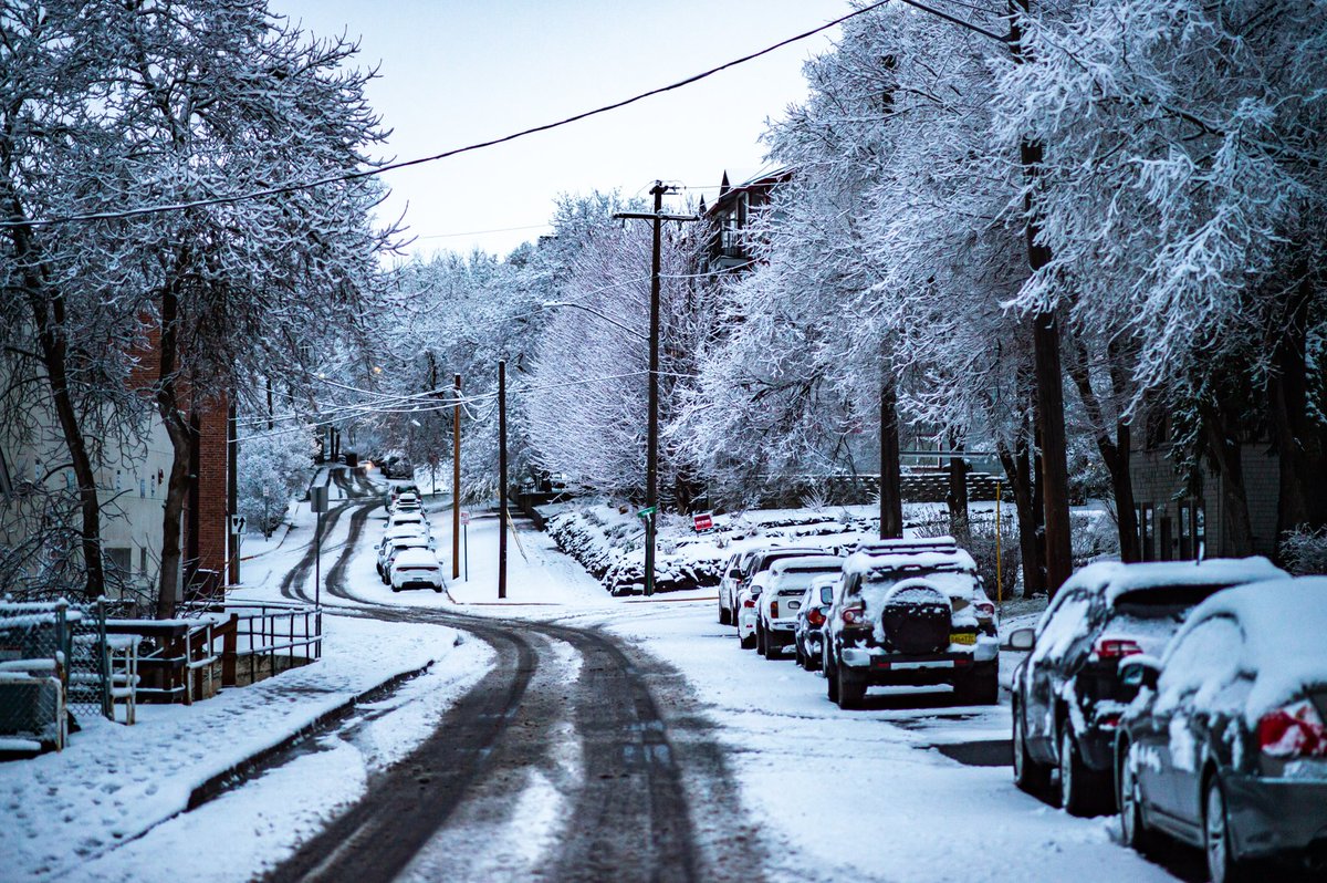mediabylancelee's tweet photo. Heavy snowfall on College Hill near Washington State University Pullman Campus in early April 2022. https://t.co/F3W9ZVrXre