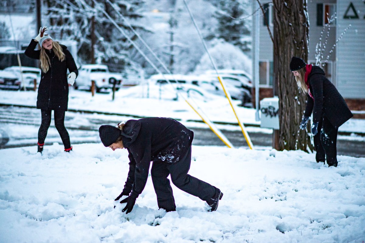 mediabylancelee's tweet photo. Snowball fight on College Hill in Pullman, Washington early April 2022. https://t.co/8CfQqjox9E