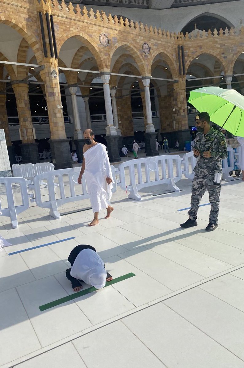 gorgeous4ew's tweet image. في بادرة لطيفة 
رجل أمن يظلل فتاة صغيرة تصلي في المسجد الحرام 🥺♥️