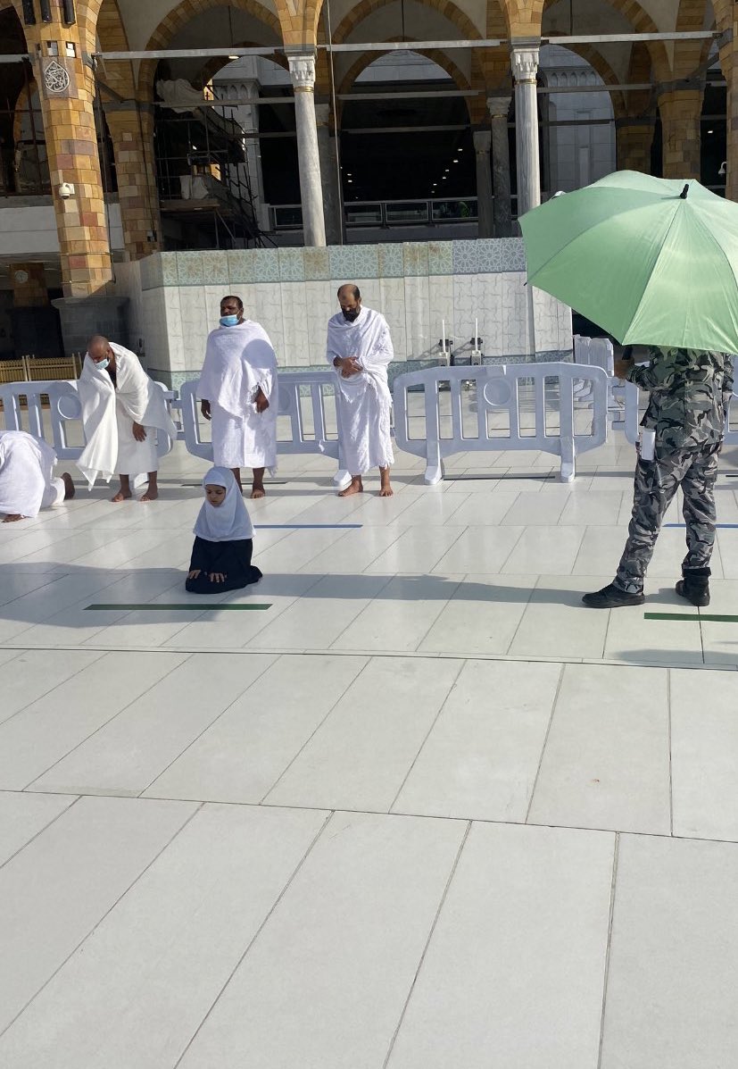 gorgeous4ew's tweet image. في بادرة لطيفة 
رجل أمن يظلل فتاة صغيرة تصلي في المسجد الحرام 🥺♥️